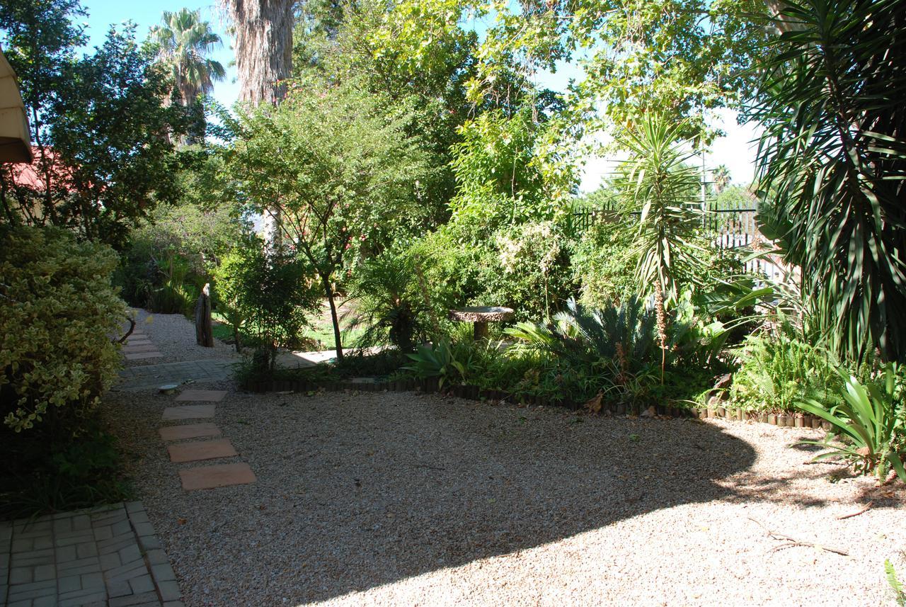 86 On Langenhoven Bed & Breakfast Oudtshoorn Esterno foto